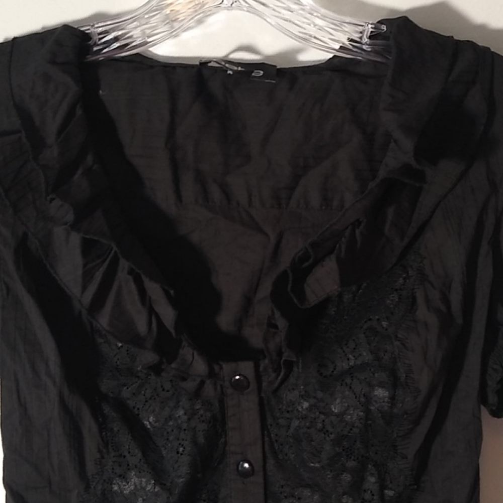 Short‎ sleeve black front lace top size small